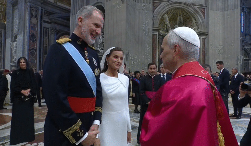FELIPE VI y La Reina Leticia de España junto al Papa León XIV.