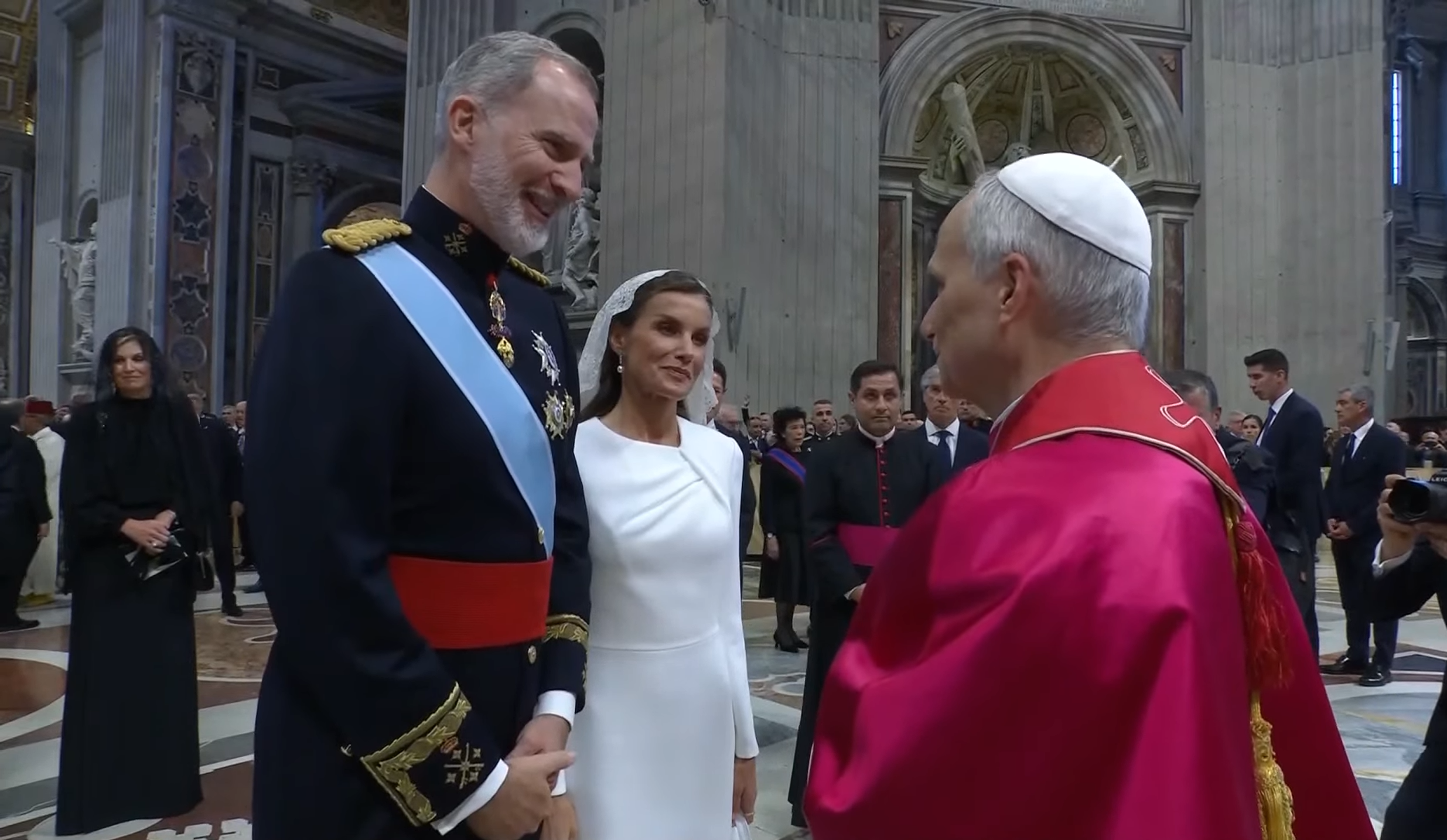 FELIPE VI y La Reina Leticia de España junto al Papa León XIV.
