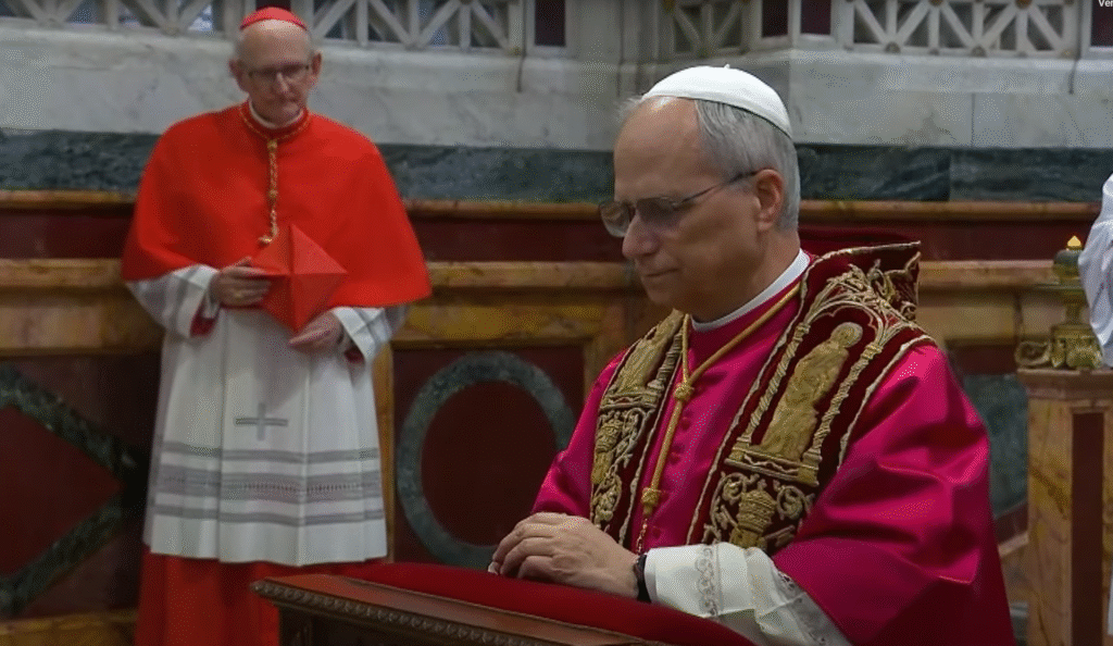 El Papa León XIV reza ante la tumba de San Pablo Apóstol en la Basílica de San Pablo Extramuros